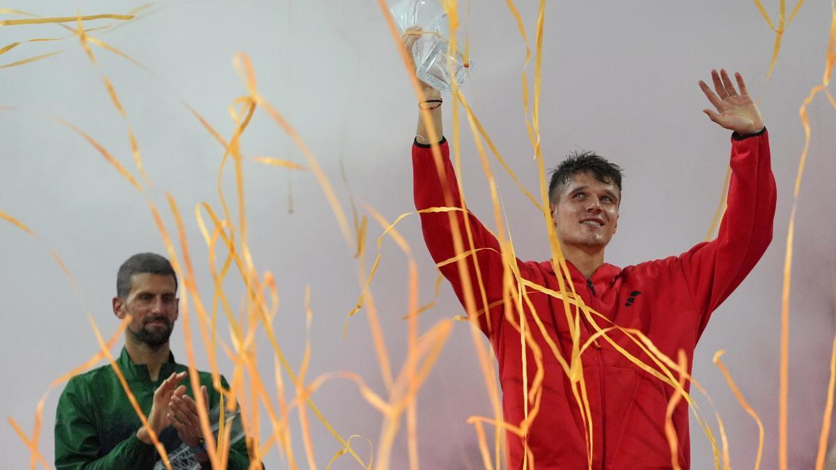 Jakub Mensi alza el título en Miami