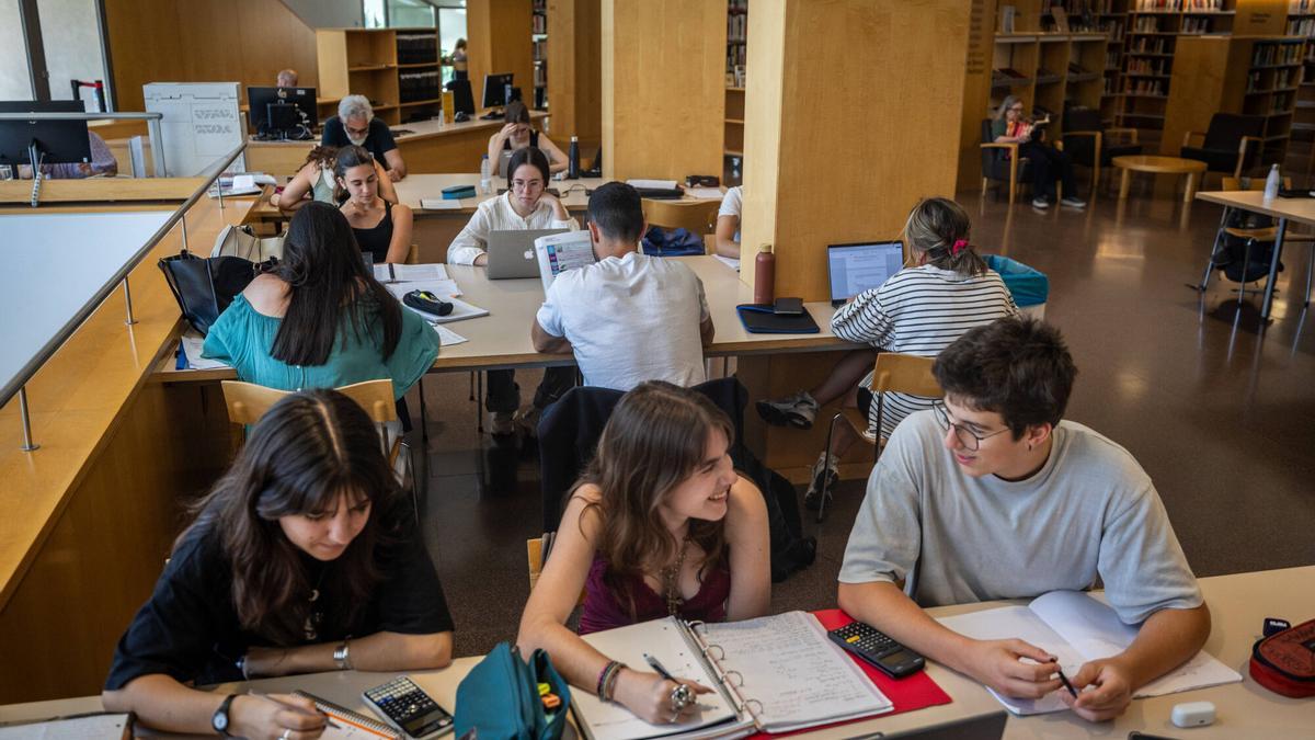 Alumnos de Bachillerato preparan la selectividad en la Biblioteca Jaume Fuster de Barcelona. AUTOR: JORDI OTIX