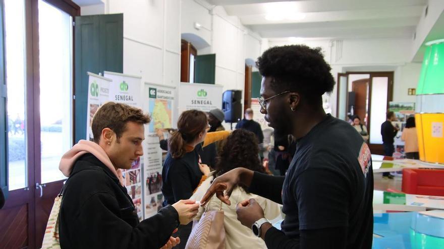 Catorze entitats participen en la setena Fira de Voluntariat Internacional a Girona