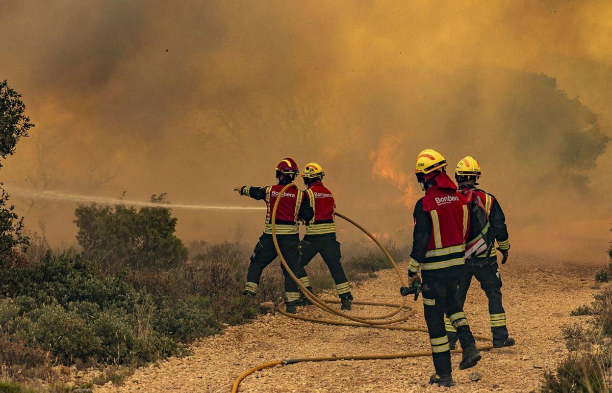Les flames amenacen el parc natural Font Roja, a Alacant