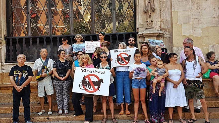 La concentración animalista contra las calesas turísticas, ayer ante el Ayuntamiento.