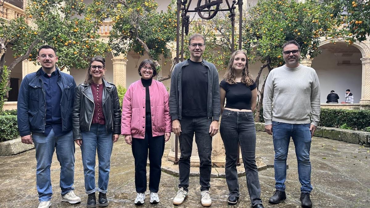 Autoridades municipales y representantes de Joves de Mallorca per la Llengua, este viernes en Manacor.