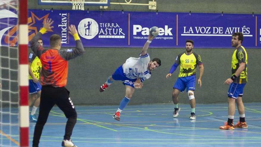 Un jugador del Toscaf Atlética tira a portería en el partido de ayer.