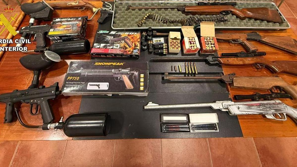 Intervienen granadas y proyectiles de uso militar y otras armas prohibidas en un mercadillo de Campos