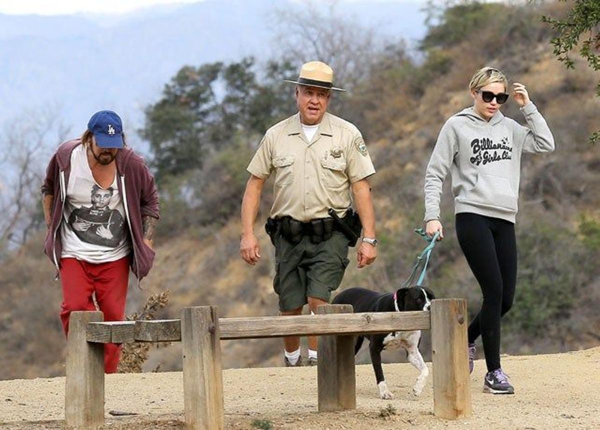 Miley, Billy Ray y su nuevo amigo, un guarda forestal