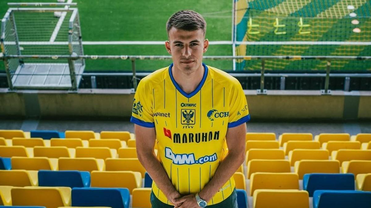 Bazdar posa en el estadio del Sint-Truidense, el Stayen, en su presentación.