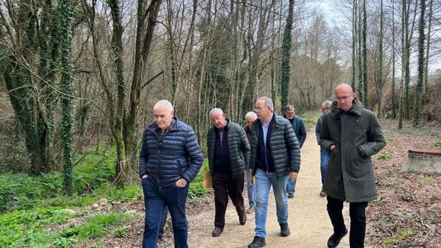 Sánchez Bugallo xunto ao concelleiro de Obras, Gonzalo Muíños, e un grupo de veciños inaugurando a ruta.