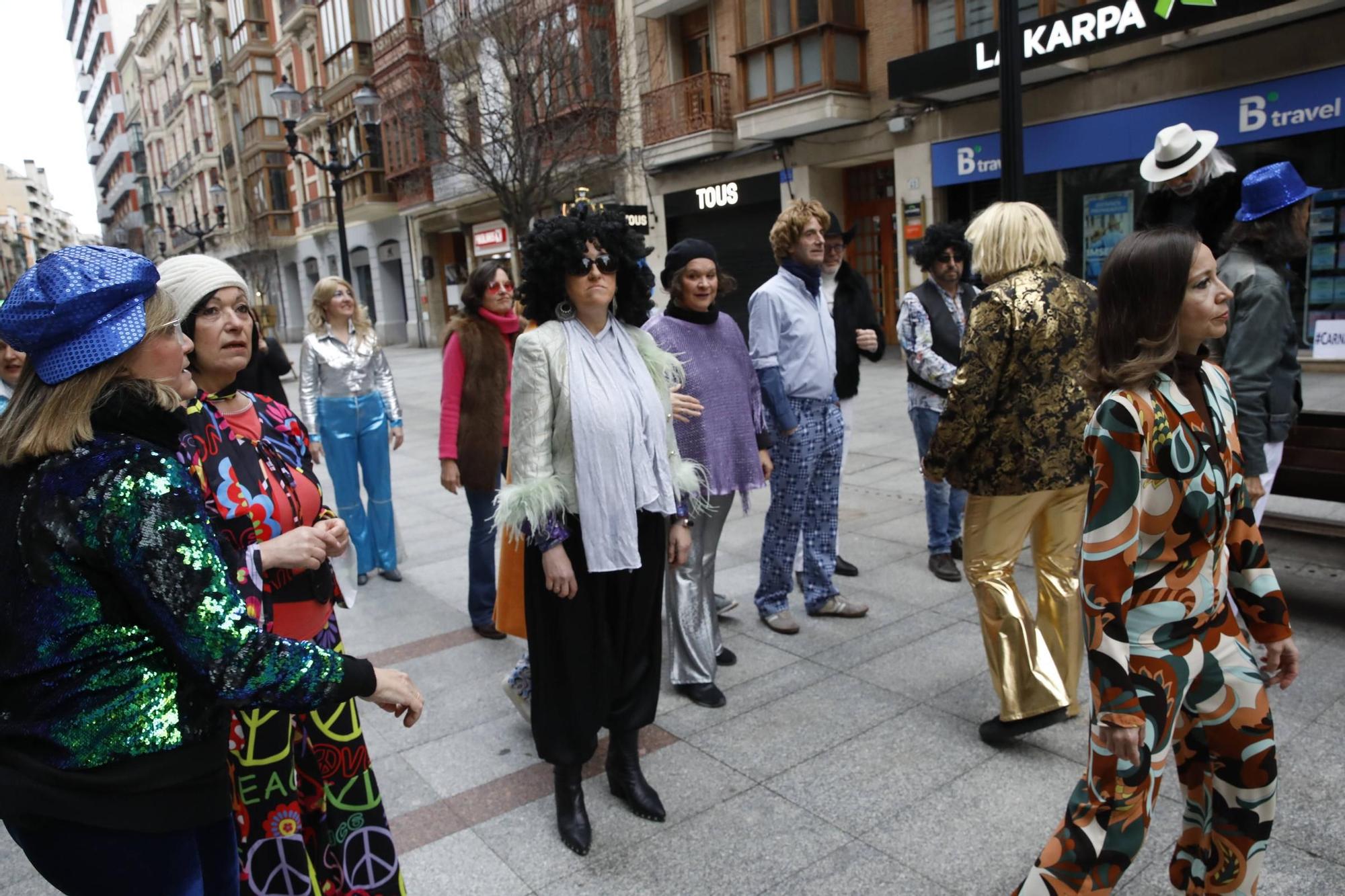 El multitudinario homenaje a ABBA en Gijón de la mano de Robert Taboada y sus bailarines aficionados, en imágenes