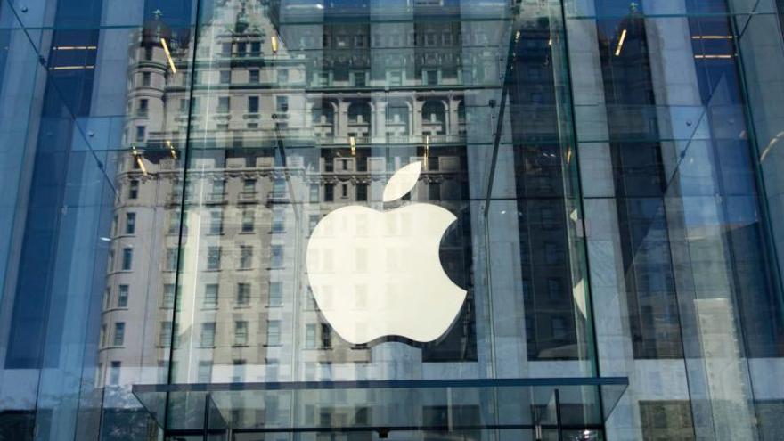 El logo de Apple, en una tienda de la firma en Nueva York.