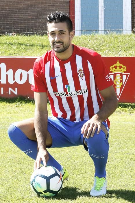 Presentación de Álex Pérez con el Sporting