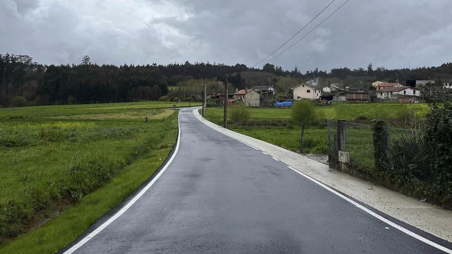 Senda y carretera mejorada entre A Pena y A Moa, en Boqueixón