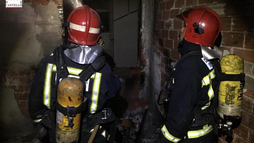 Desalojan a 20 personas de madrugada en un incendio en una vivienda en Vila-real