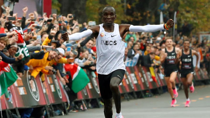 Kipchoge encara los últimos metros por delante de las liebres.