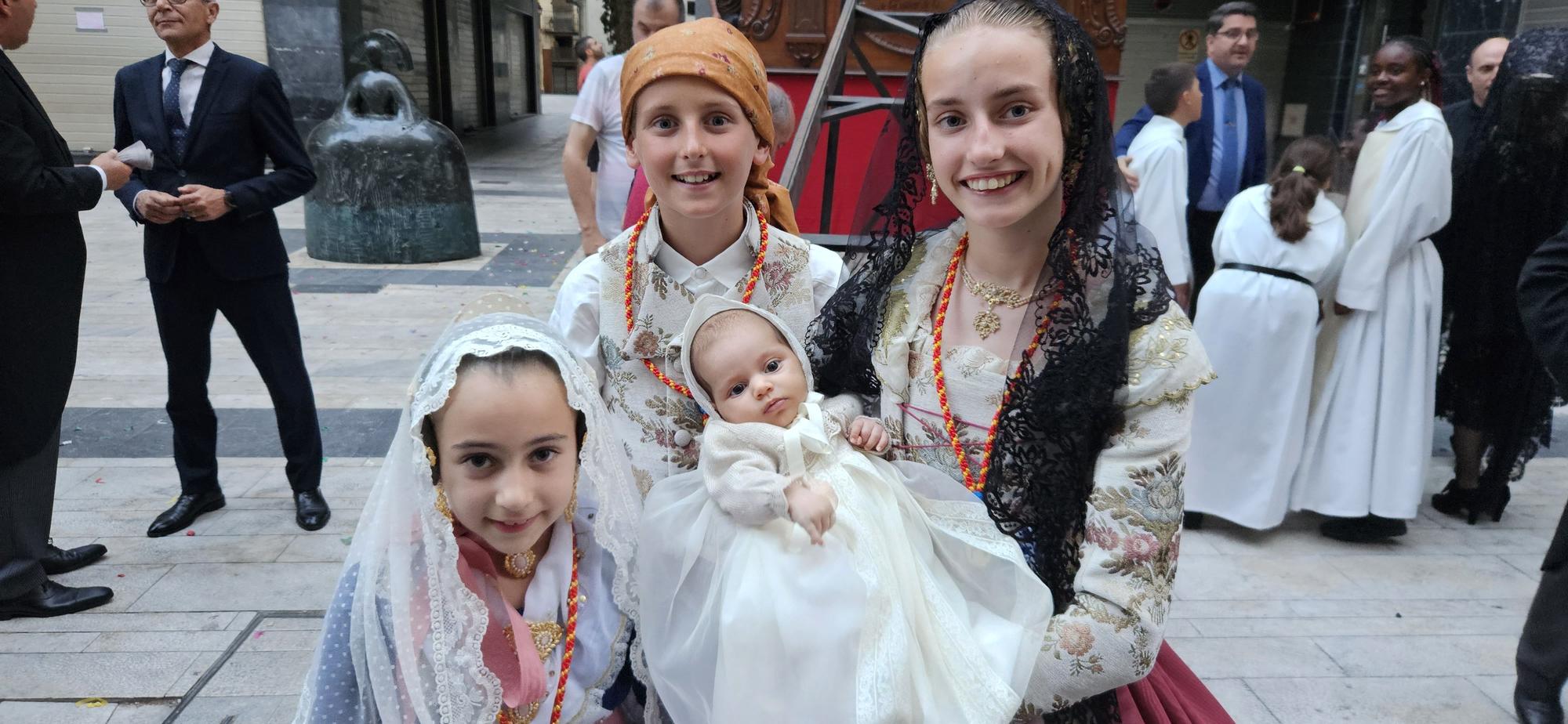 Paula y la corte infantil acompañan al San Vicente Niño