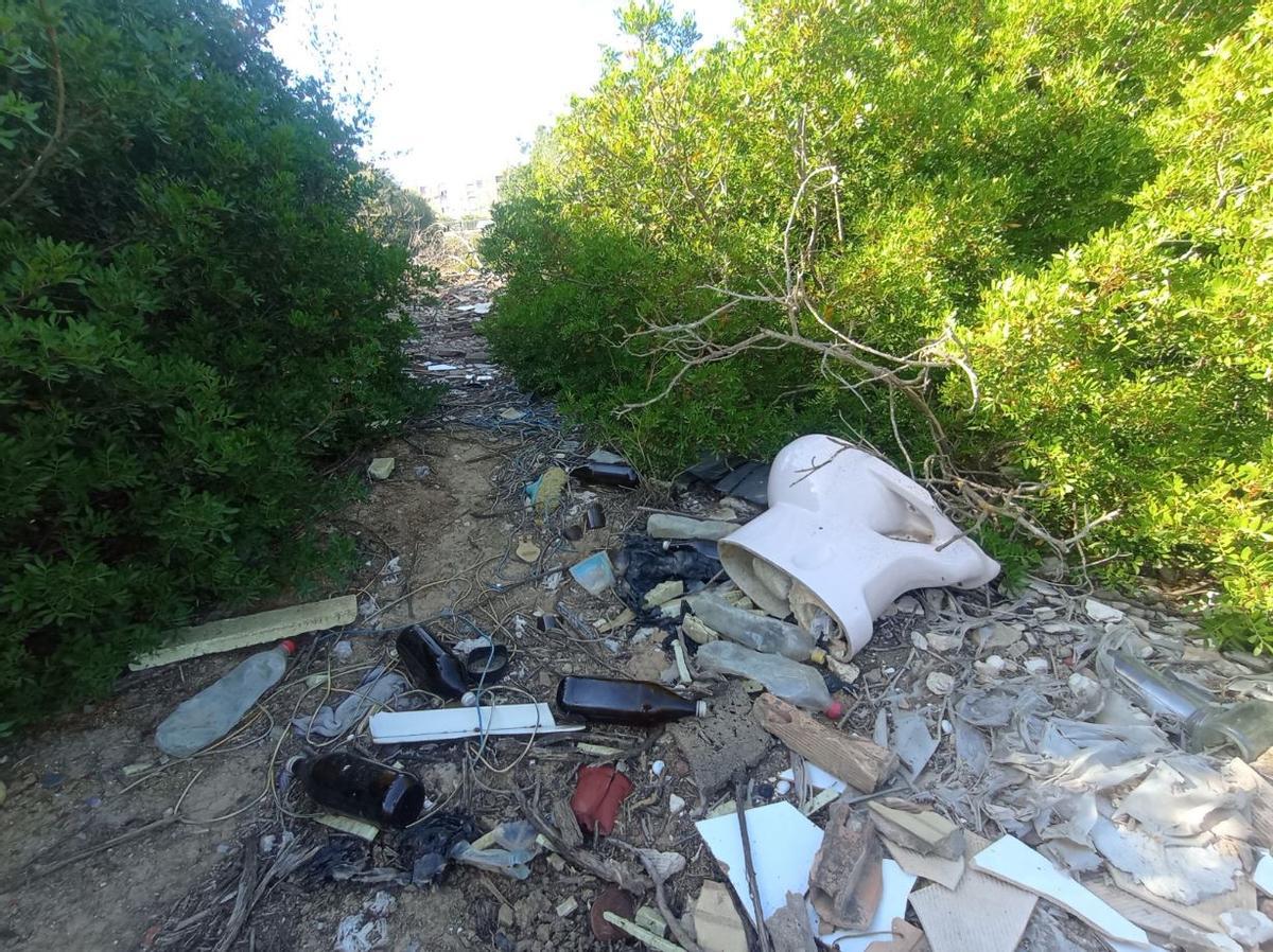 Basura y escombros en la Laguna de los Prados, en junio de 2024.