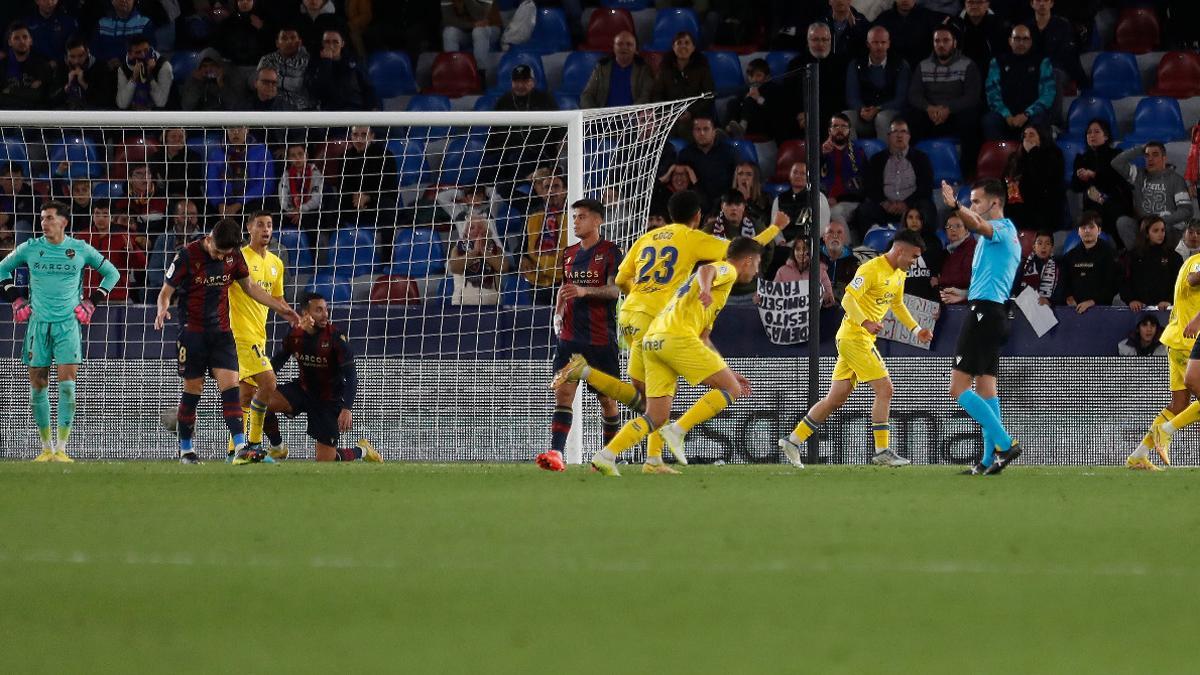 Los jugadores de la UD Las Palmas, celebrando un gol en el Ciutat