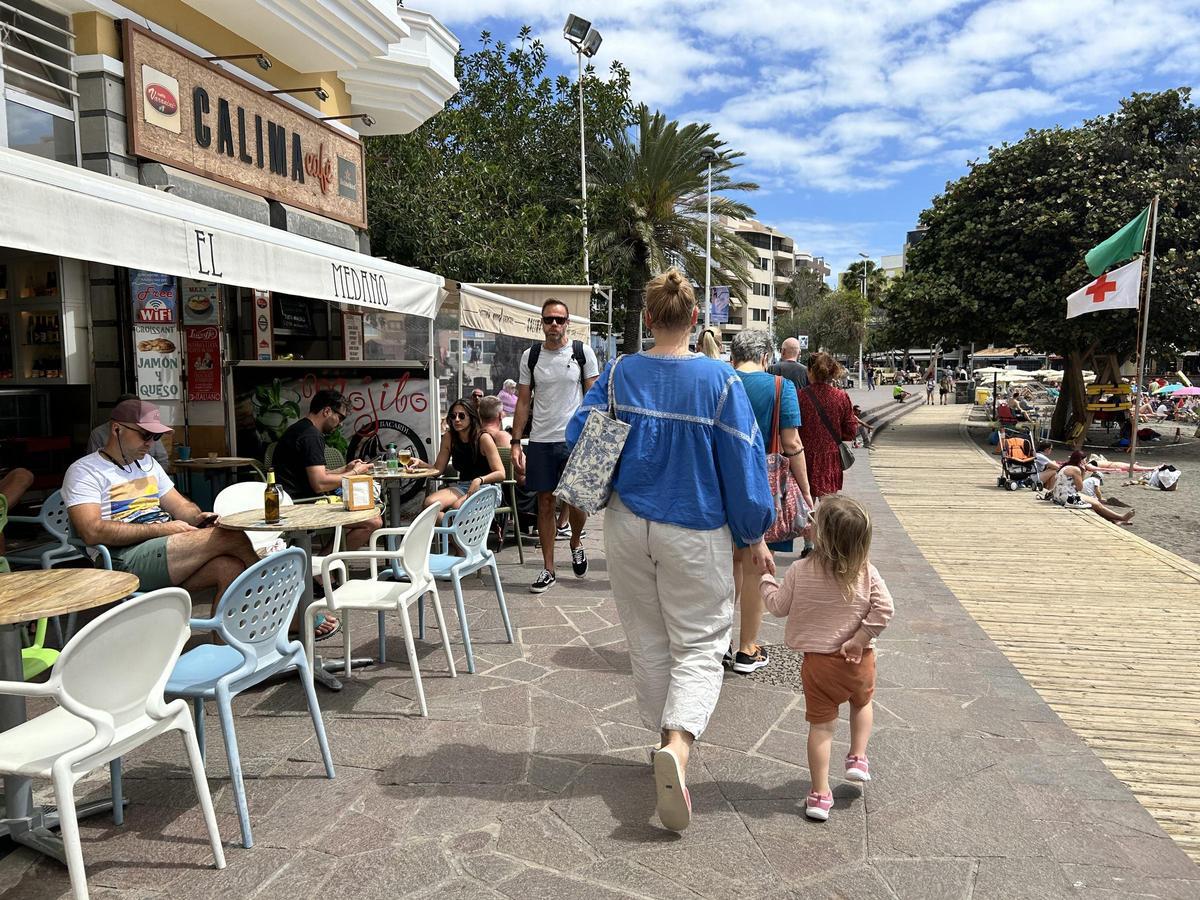 Turistas caminando por el paseo de la playa de El Médano, en Tenerife.