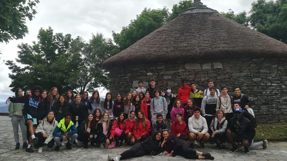 De New Jersey a Vigo. ¡Mirad cómo posan! Un grupo de alumnos de la Newark Academy de New Jersey nos visitan como parte del proyecto de intercambio lingüístico-cultural que se lleva a cabo en el IES do Castro de Vigo con alumnado de 1º de bachillerato. Todos ellos se alojan en las familias de sus “Spanish siblings” (anfitriones españoles). Entre las actividades que se realizan en nuestro país, tiene un puesto privilegiado la etapa del Camino de Santiago O Cebreiro-Triacastela. Hoy estarán preparándose para la vuelta pero del 1 al 15 de septiembre los alumnos vigueses se trasladarán a New Jersey.