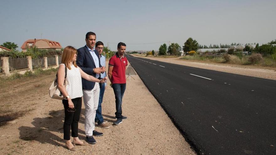 El delegado territorial de la Junta, Alberto Castro, y el alcalde de Arcenillas, Enrique Rodríguez, visitan las obras de la carretera CL-605 acompañados de los técnicos responsables de su dirección.