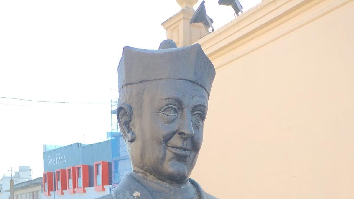 La estatua de don César Lozano que está de vigilante ojo avizor en el levantamiento del Atrio de la Basílica de Santa Eulalia para su conversión en nueva plaza.