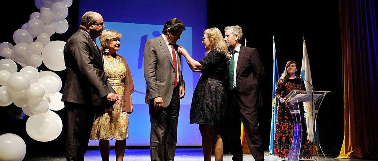 Loli Olavarrieta, junto a varios miembros de Mierenses en el Mundo, haciendo entrega a Javier Fernández de la medalla de los galardones en junio de 2018.