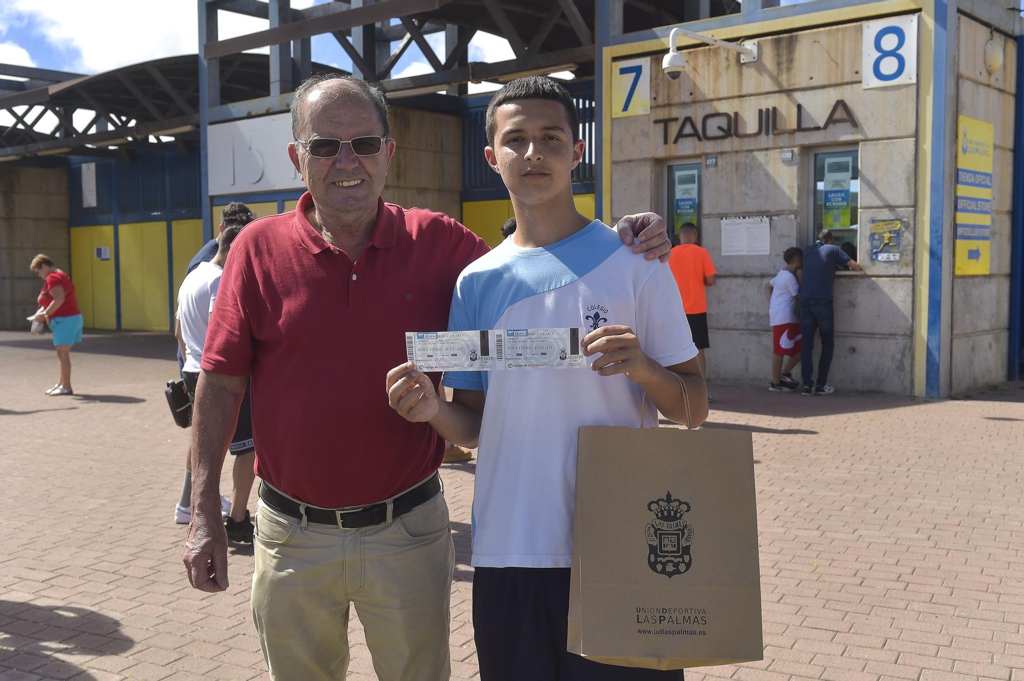 Colas en la taquilla del Estadio de Gran Canaria para comprar entradas del partido UD Las Palmas - Oviedo