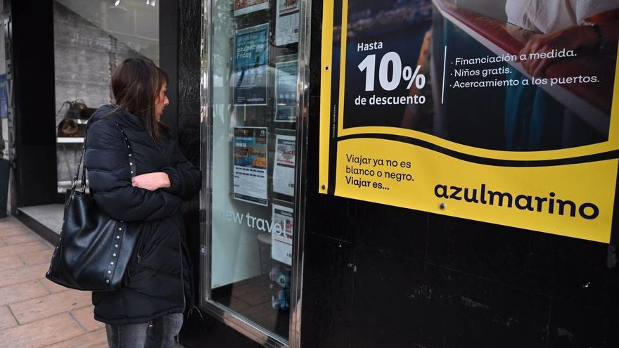 Una mujer observa el escaparate de una agencia de viajes del centro de Pontevedra.
