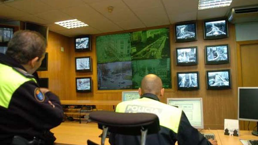 Varios agentes controlan el tráfico en la ciudad desde la sala de pantallas de la Policía Local de Pontevedra.
