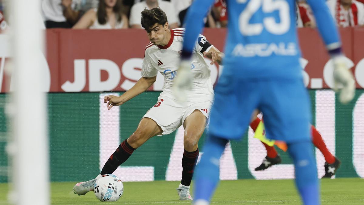 SEVILLA, 23/09/2025.- El centrocampista del Sevilla Juanlu Sánchez (i) controla el balón durante el partido de la sexta jornada de LaLiga que Sevilla FC y Villarreal CF disputan hoy martes en el estadio Sánchez-Pizjuán, en Sevilla. EFE/José Manuel Vidal