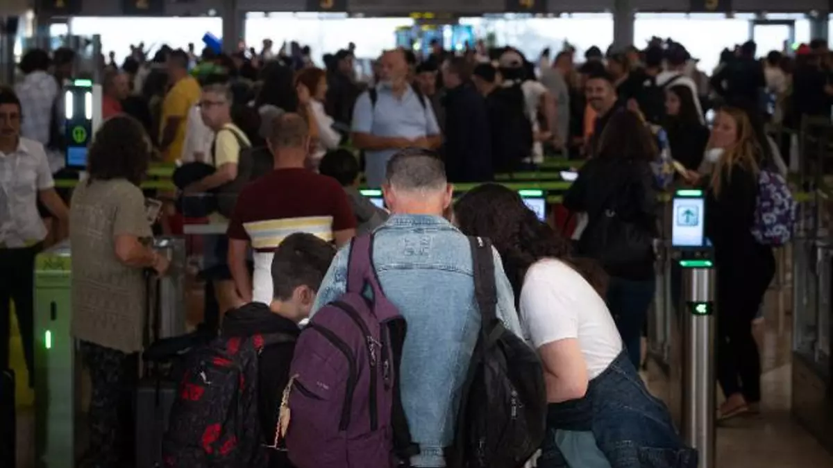 El embudo del control de pasaportes de los aeropuertos canarios también impacta en el ‘rent a car’