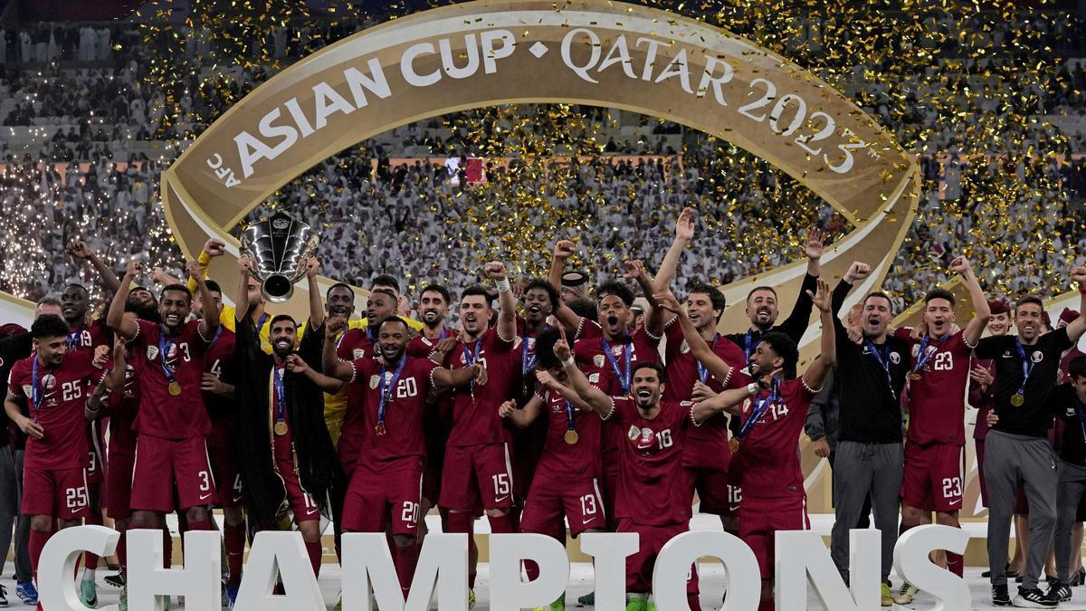 Los jugadores de la selección de Qatar celebran el triunfo en la Copa Asia.