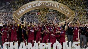 Los jugadores de la selección de Qatar celebran el triunfo en la Copa Asia.