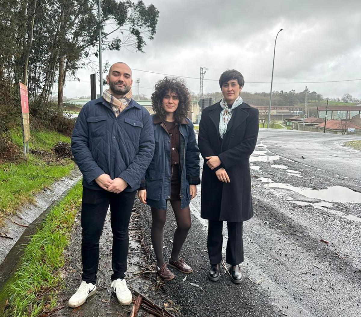 Xerardo Díaz, Erea Rey y Ariadna Fernández, al pie de la PO-205. |