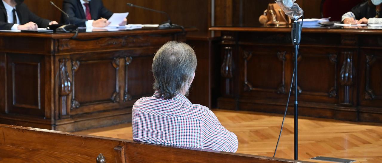El acusado, sentado en el banquillo, durante el juicio en la Audiencia Provincial de Pontevedra.