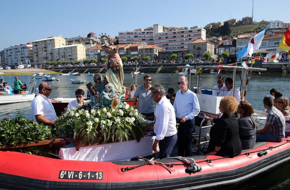 Baiona celebra las fiestas del Carmen a ritmo de espadas. // Marta G. Brea