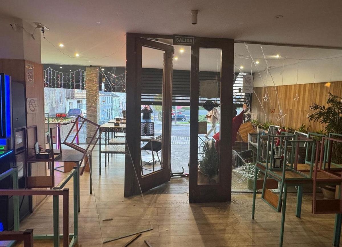 Daños provocados en un bar de Curtis por un robo con alunizaje.