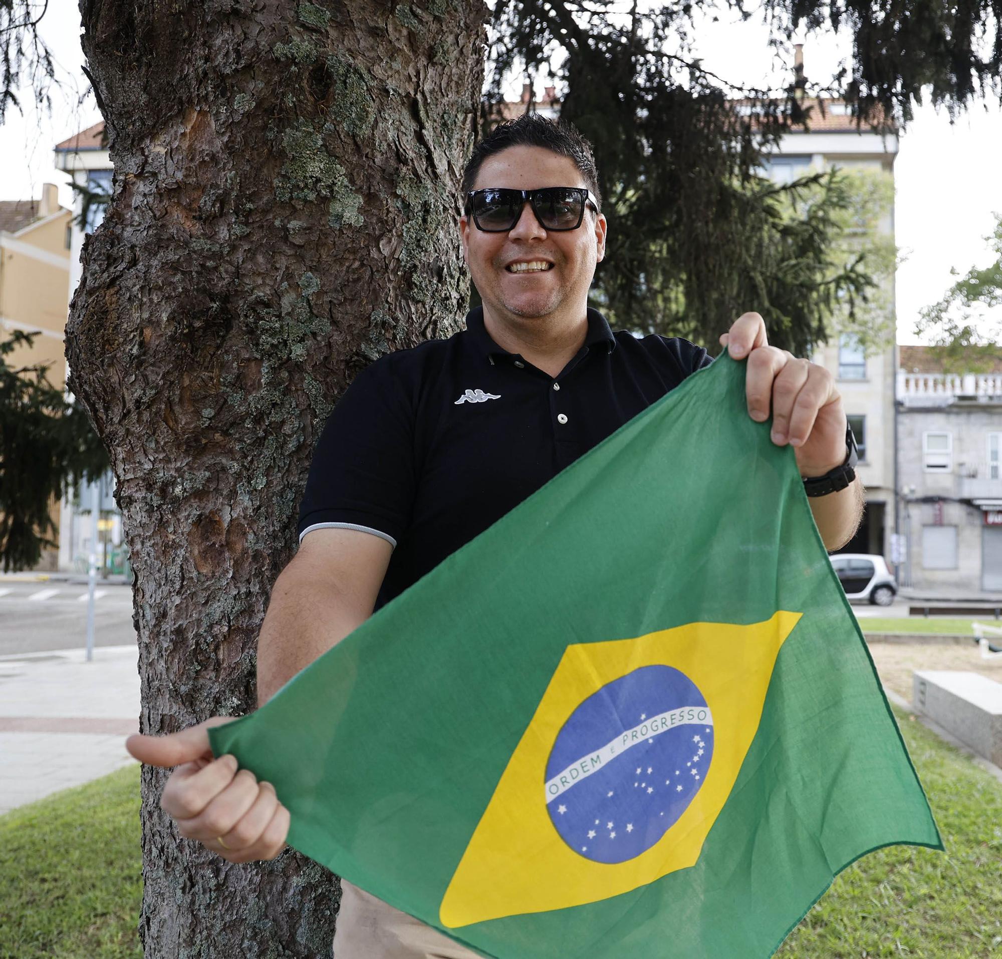 Leonardo Leite sostiene una bandera de su país en Lavadores