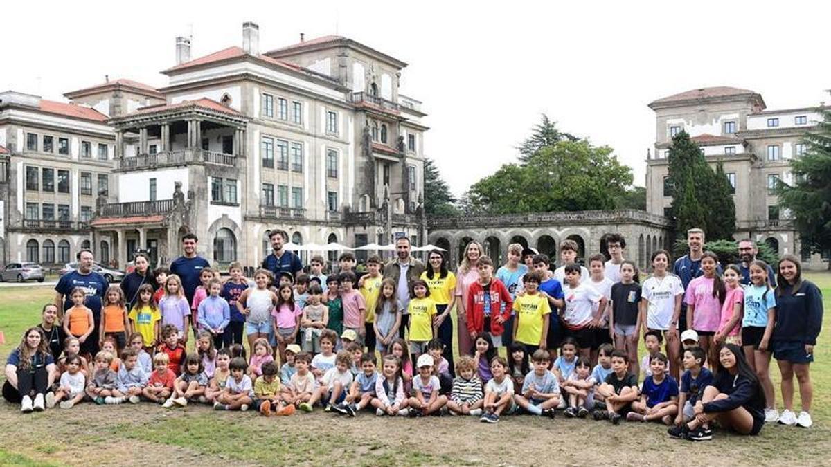 Foto de familia dos participantes no Verán CampUSC xunto coa reitora Rosa Crujeiras