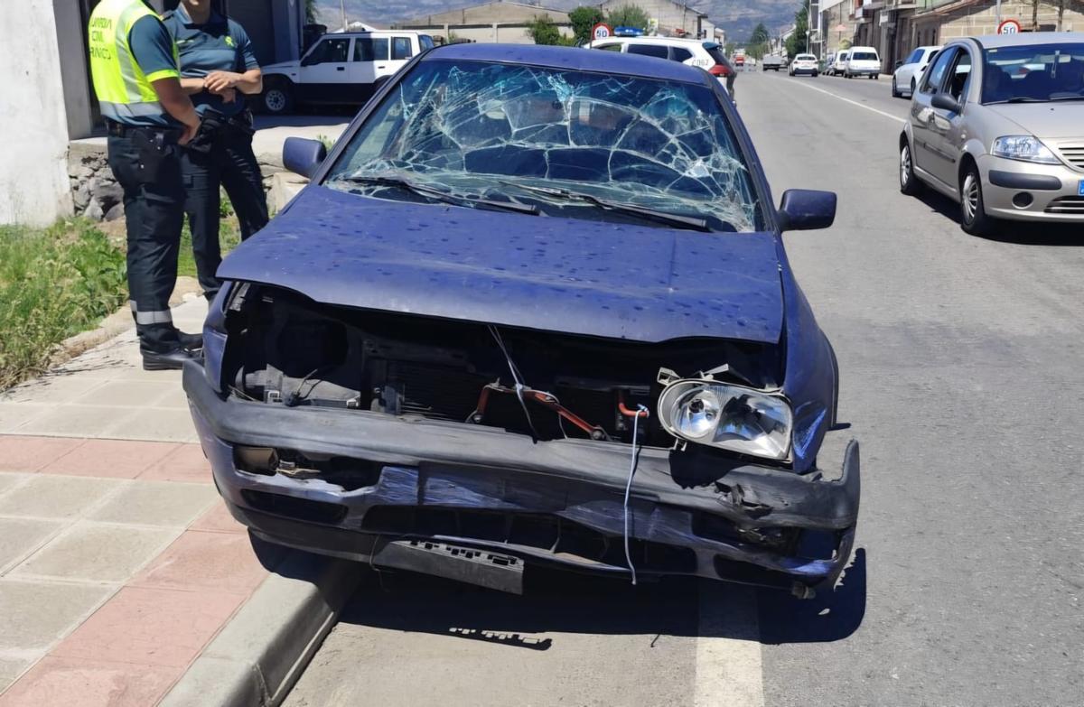 Vehículo contra el que impactó la conductora a la fuga.