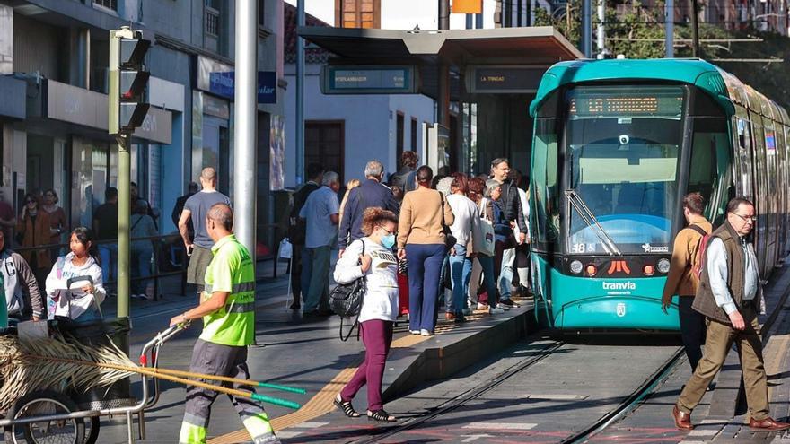 Personas en hora punta en la parada del tranvía de Weyler, en Santa Cruz de Tenerife