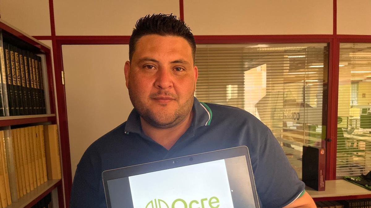 José Ángel Rujano muestra el logo de su aplicación Ocre.