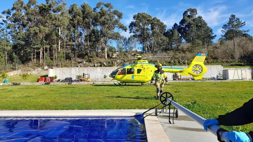 El parapentista accidentado al caer en una finca en Porto do Son, en la UCI