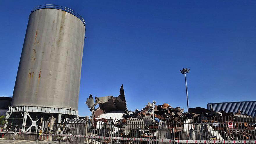 Uno de los silos de la antigua Alcoa, en el muelle de Batería. |   // VÍCTOR ECHAVE