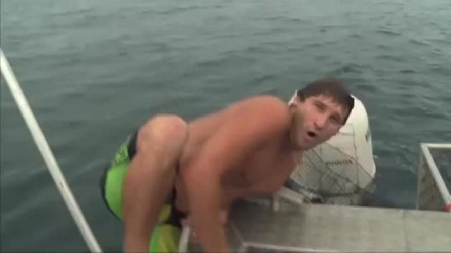 Un joven se salva de milagro del ataque de un tiburón tigre