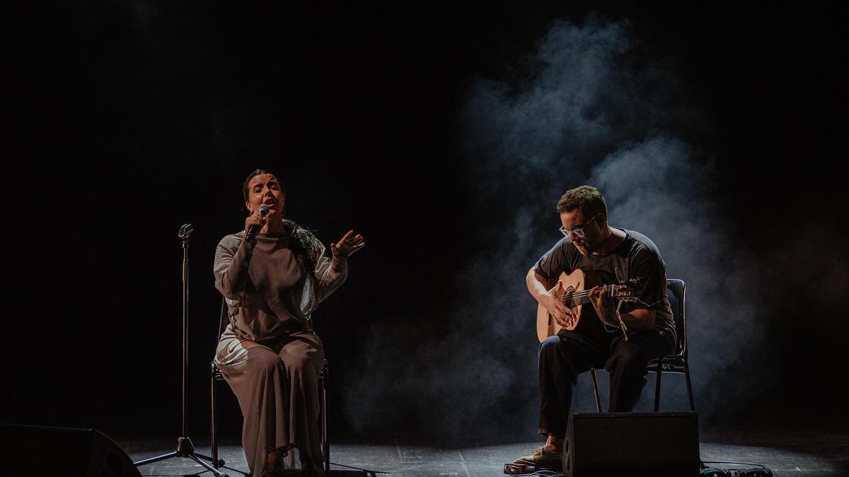 La cantant Júlia Colom al Teatre Municipal de Sant Feliu de Guíxols dins el festival Porta Ferrada.
