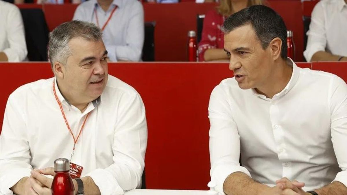 Imagen de archivo del presidente del Gobierno, Pedro Sánchez (d), junto al secretario de Organización, Santos Cerdán.