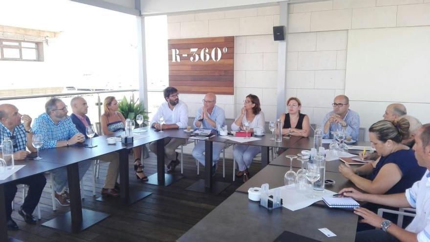 El consejero Juan Hernández y la secretaria de Estado de Turismo, Isabel Borrego, han presidido la reunión con hosteleros en San Pedro del Pinatar.