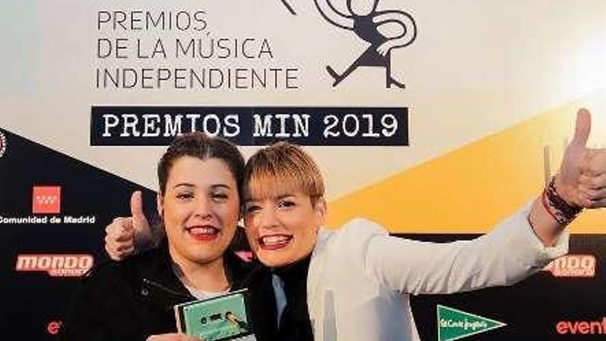 Dúas das integrantes de Tanxugueiras recollen o premio MIN en Madrid.