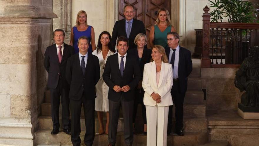 Los integrantes del nuevo Consell, con Carlos Mazón a la cabeza, posan en el Palau de la Generalitat tras el acto de toma de posesión. | FERNANDO BUSTAMANTE
