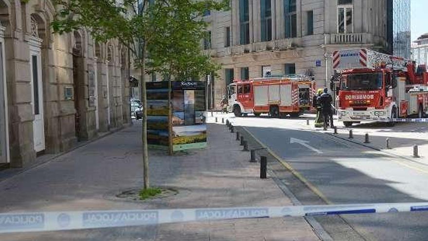 Cordón de seguridad en torno al edificio del Café Moderno.  // R. V.